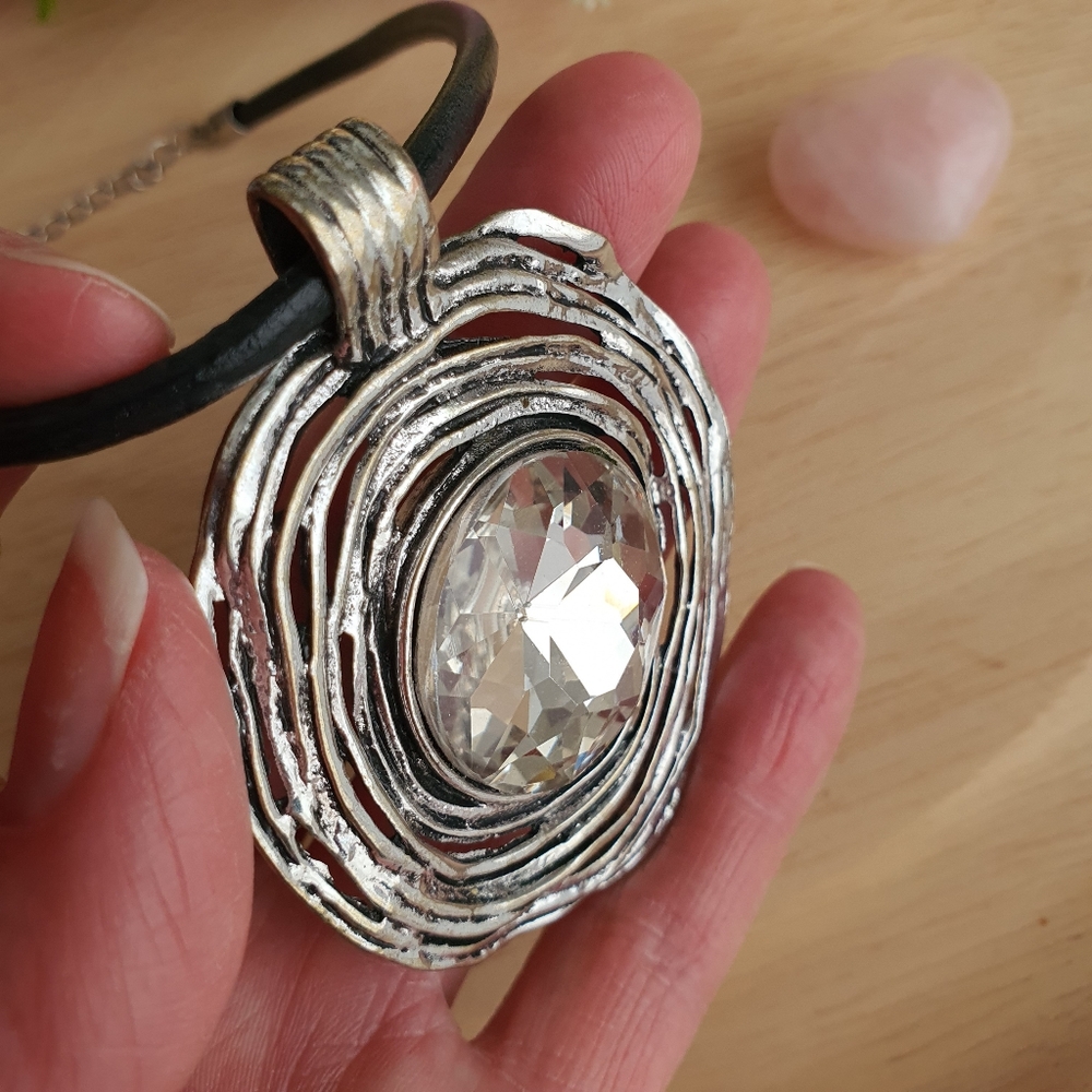 Stunning Silver Pendant Choker - Picture 7 of 8